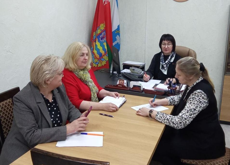 Нотариус обсудила с сотрудниками Смиловичского сельисполкома вопросы развития и благоустройства региона