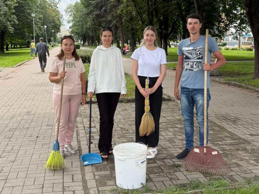 Нотариусы и молодые работники внесли свой вклад в благоустройство Ольшевского сквера