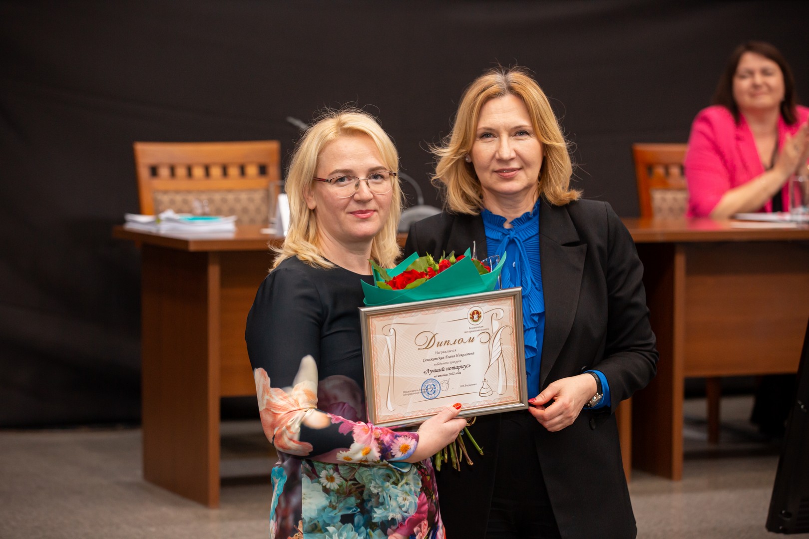 Наталья Борисенко вручает награду Елене Сеножатской