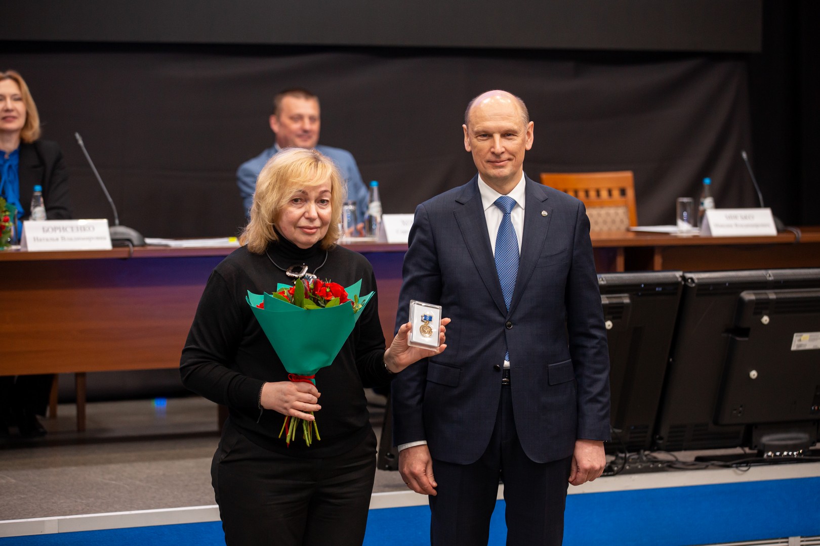 Максим Мисько вручает награду Валентине Чайковой