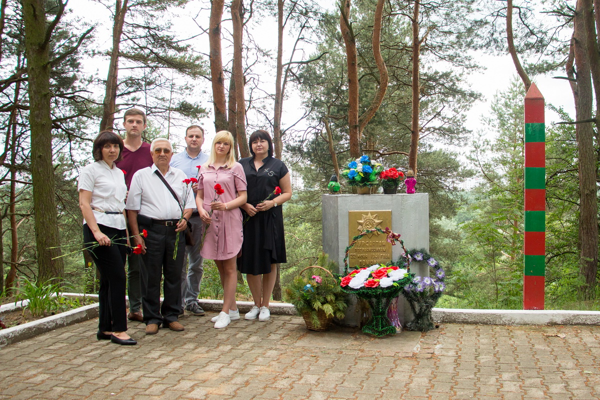 Возложение цветов к памятнику курсантам-пограничникам