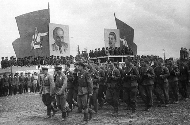 Партизанский парад Минск 1944 г..jpg