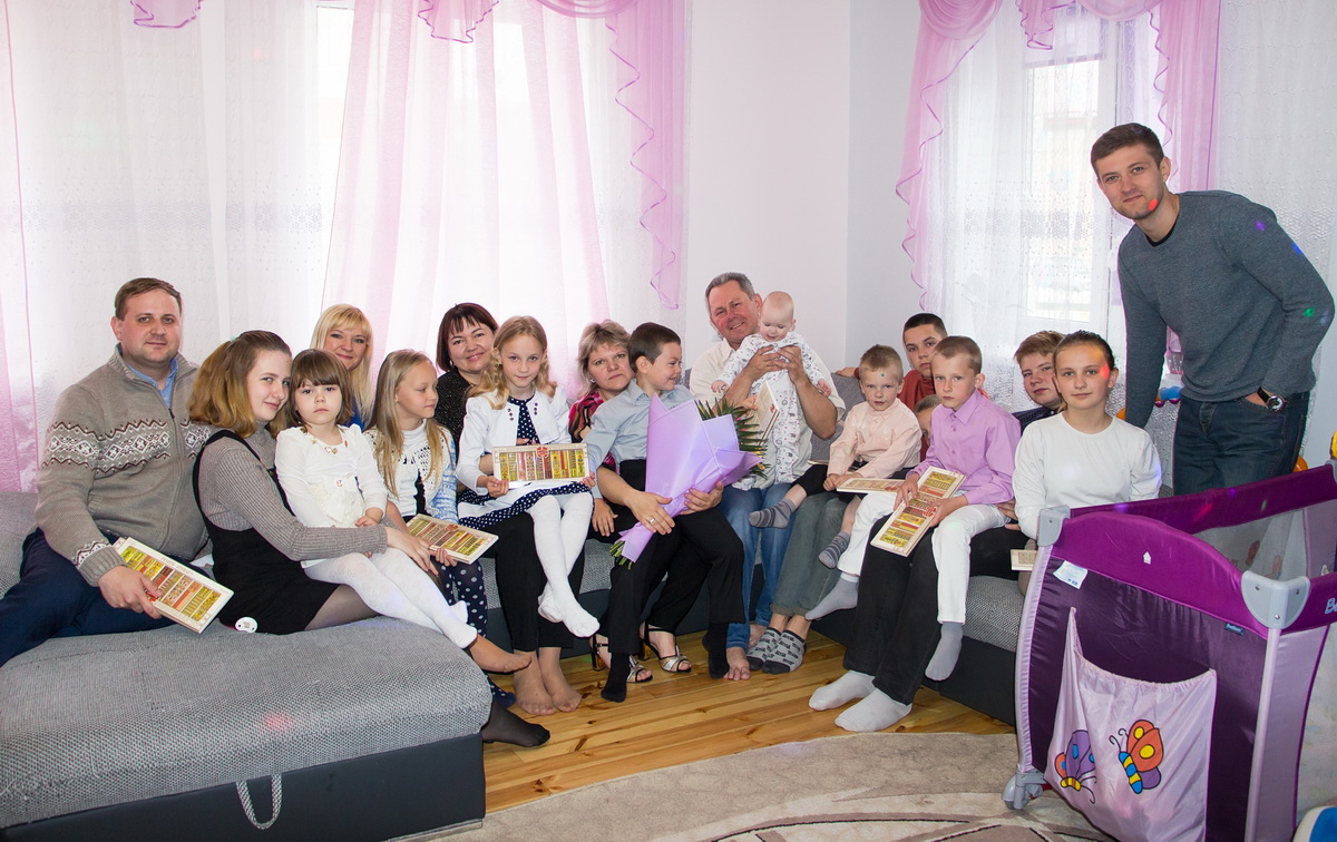 Поздравление ТНП Гродненской области многодетной семьи Мушинских