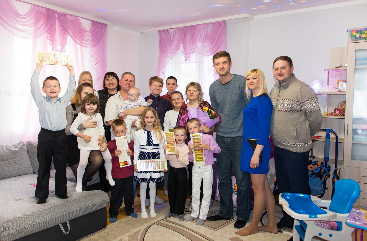 Поздравление ТНП Гродненской области многодетной семьи Мушинских