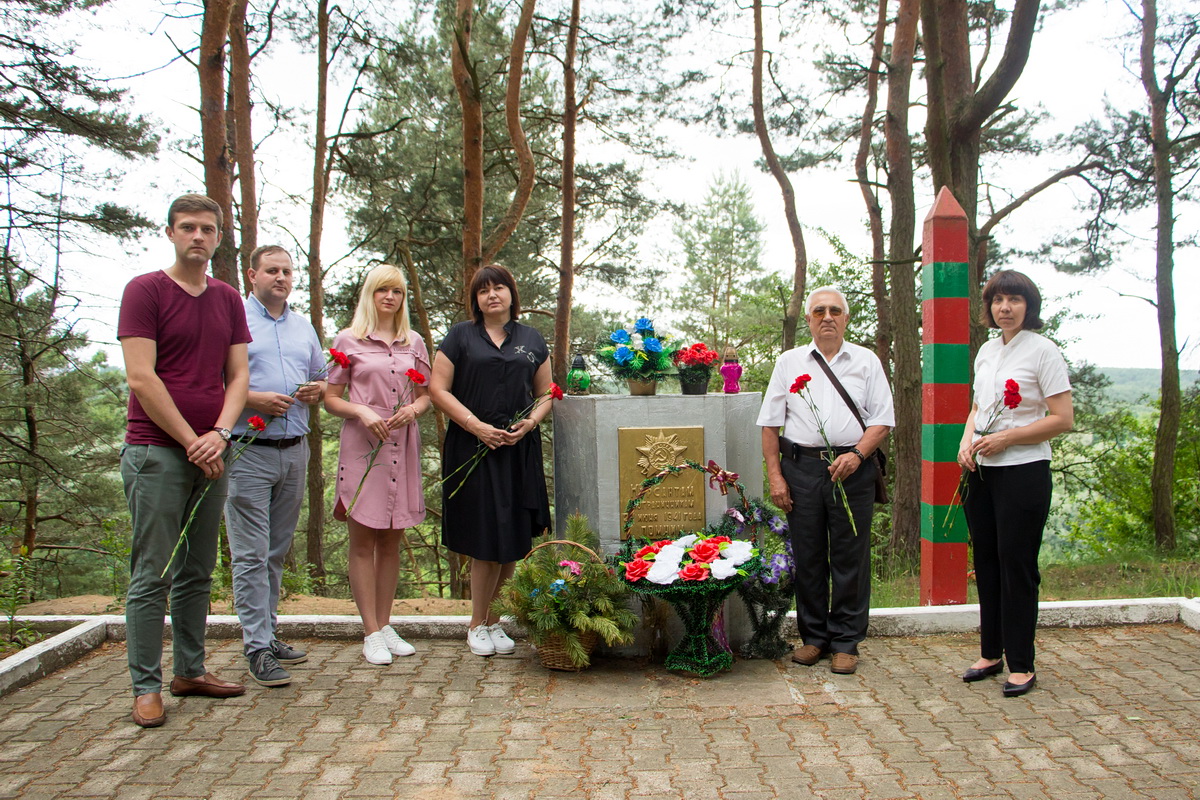 Возложение цветов к памятнику курсантам-пограничникам