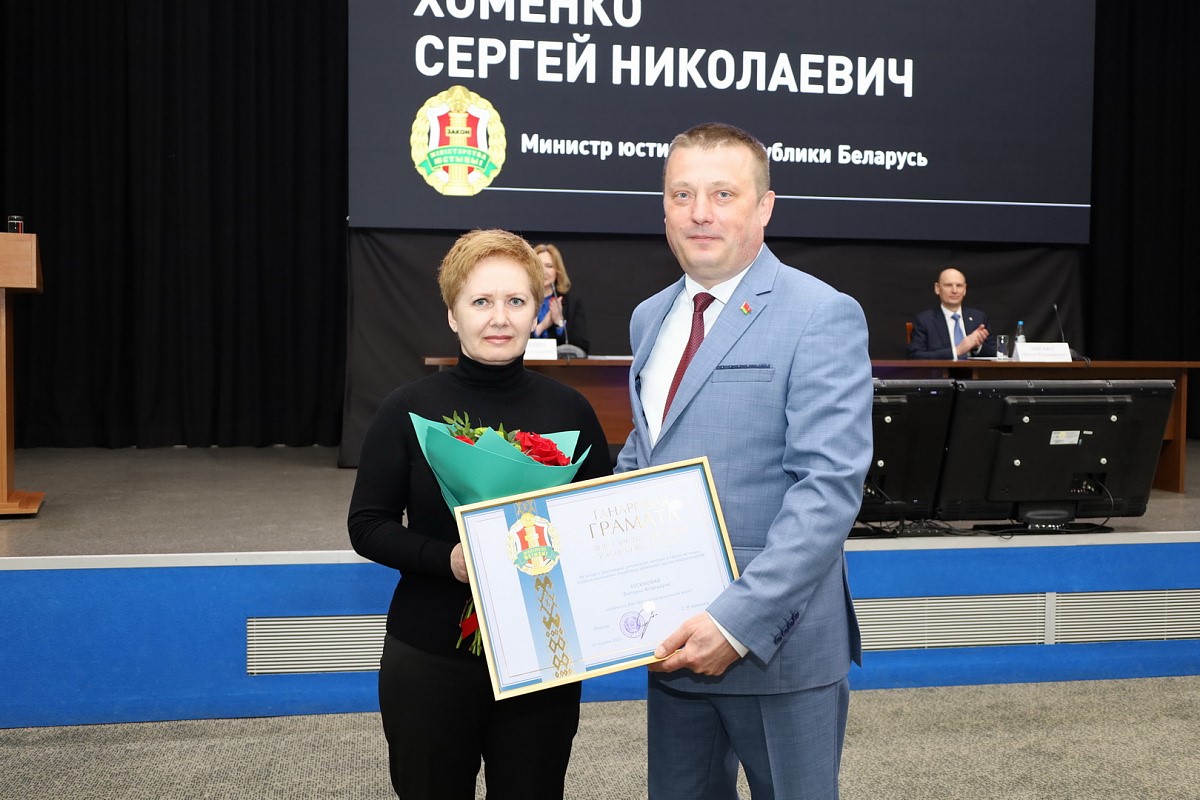 Сергей Хоменко вручает награду Виктории Евсюковой