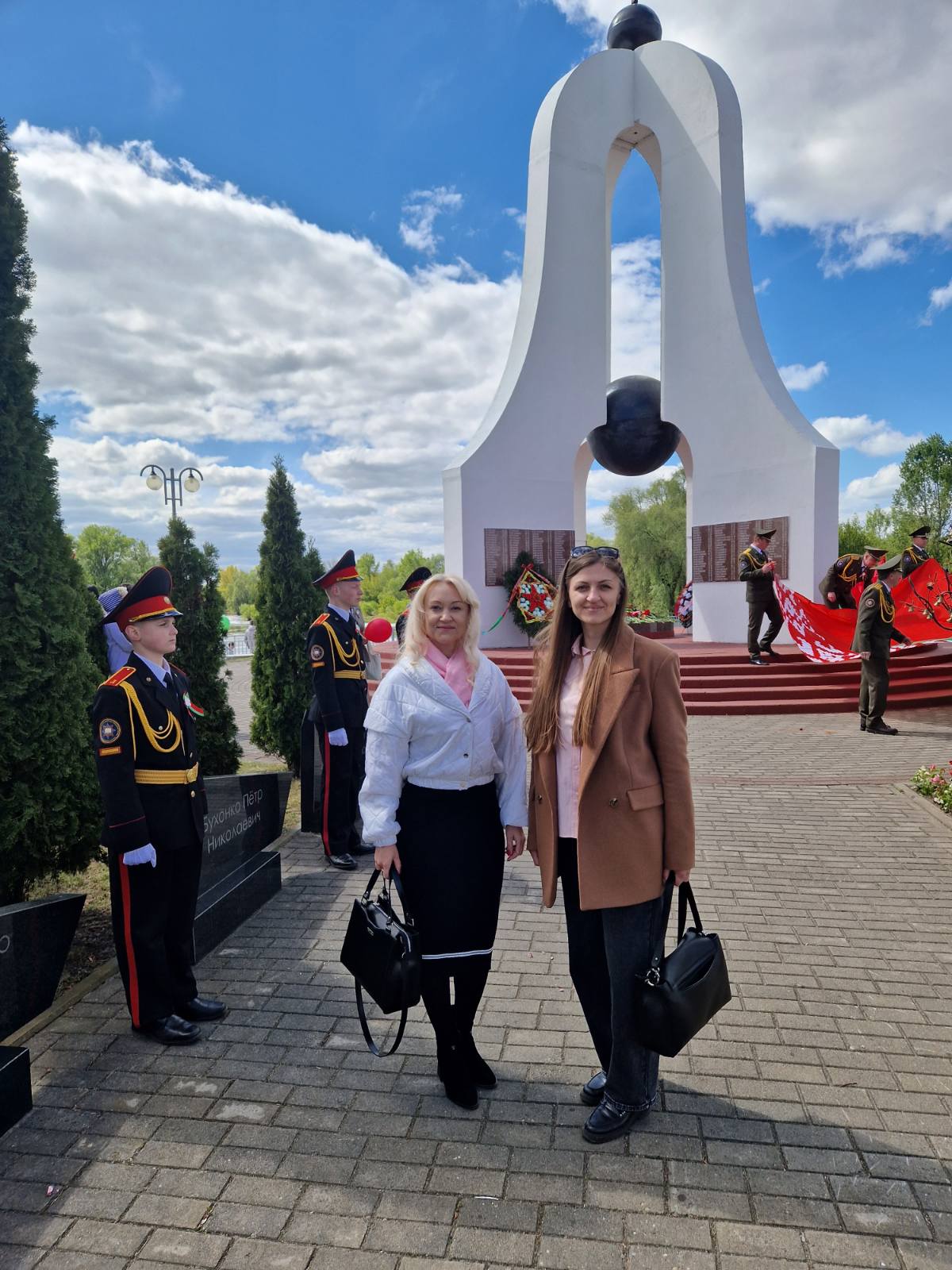 Сувалова и Сурмина праздничноре шествие в Добруше Беларусь помнит 6.jpg
