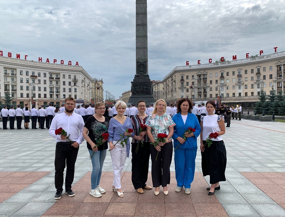 Церемония возложения цветов к монументу Победы