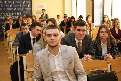 Будущие юристы и правоведы получили подарки и призы от Белорусской нотариальной палаты