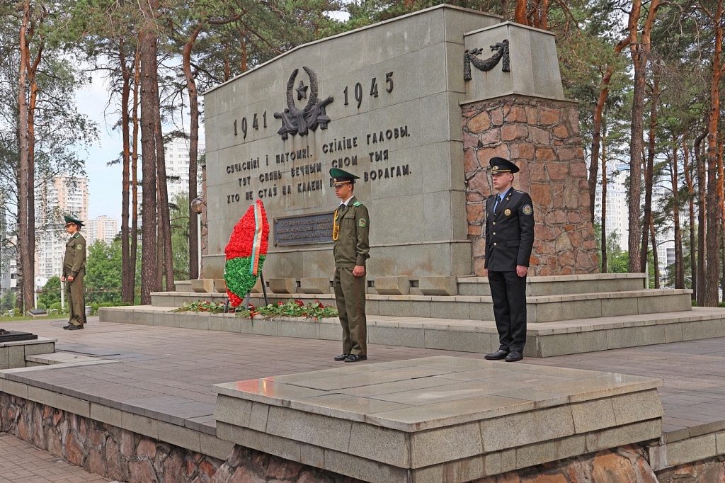 Современники и потомки, склоните головы!