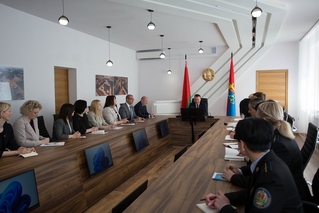 Министр юстиции посетил нотариальные конторы Лидского района