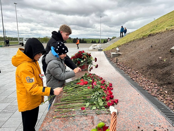 Армии Советской, Армии-освободительнице — слава!
