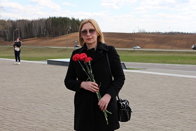 Автопробег и посещение памятных мест: нотариусы Беларуси возложили цветы в Хатыни