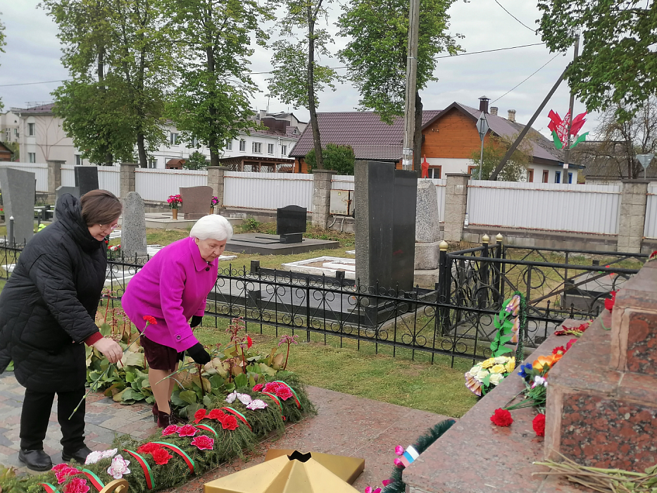 Возложение цветов к воинскому захоронению