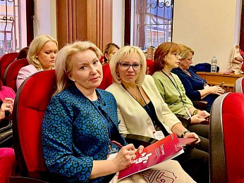 Нотариусы Юлия Лисенкова и Елена Харланова изучают формирование позитивного имиджа нотариата