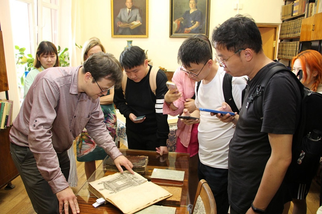 Иностранные магистранты БГЭУ посетили выставку по истории нотариата