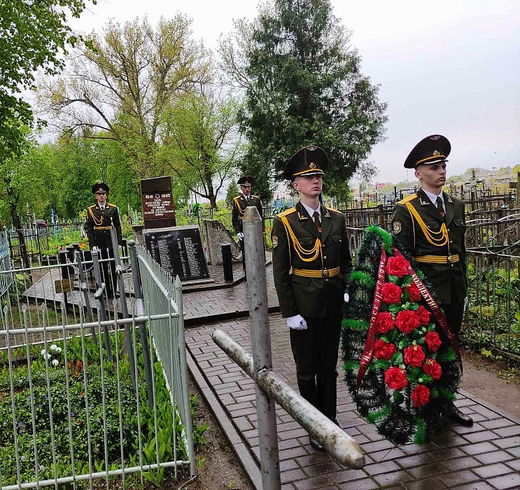 Возложение цветов к братской могиле на Лещинском кладбище