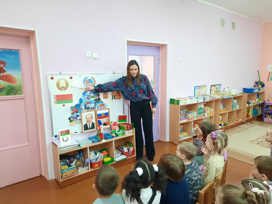 Правовой урок для дошколят ко Дню единения народов Беларуси и России
