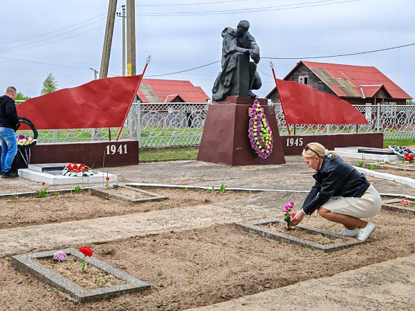 Нотариусы и работники Гомельского нотариального округа почтили память героев в рамках акции «Места памяти»