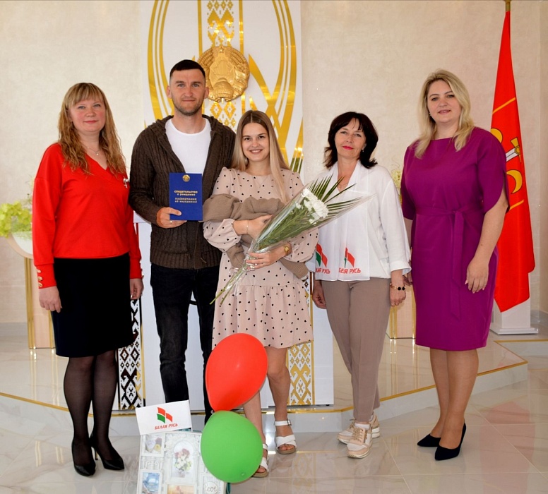 В Толочине поздравили родителей новорожденного белоруса