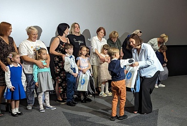 Представители Могилёвского нотариального округа приняли участие в благотворительной акции "Теперь я первоклашка", подарив радость детям из детских домов семейного типа