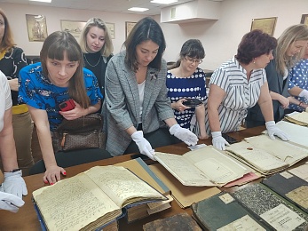 Нотариусы и работники нотариального сообщества Минской области посетили Национальный исторический архив Беларуси