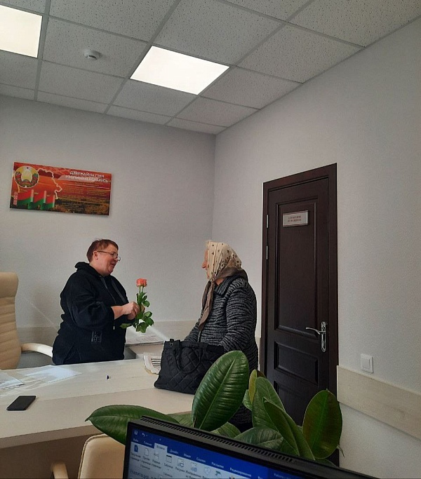 В нотариальных конторах чествуют граждан старшего поколения