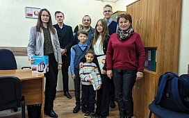 Светлый образец материнства: представители Могилевского нотариального округа поздравили нотариуса и многодетную маму Наталью Зорину С днем Матери!