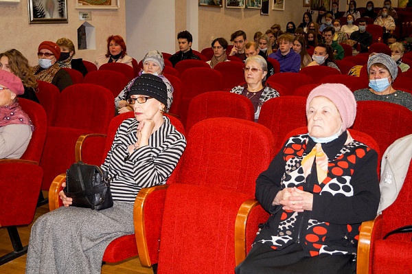 Образовательная встреча нотариусов с пенсионерами и студентами