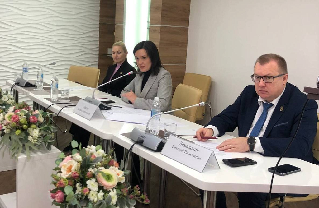 Нотариусы и адвокаты обсуждают практику удостоверения сделок с недвижимостью