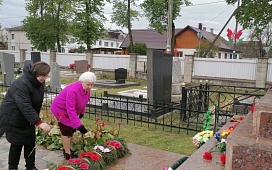Возложение цветов к воинскому захоронению