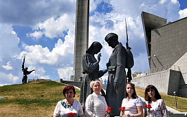Председатель и работники ТНП Минской области посетили обелиск «Минск — город-герой» 