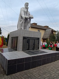 Нотариусы возложили цветы к памятнику погибшим землякам в деревне Поселичи