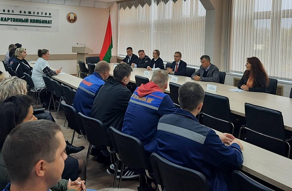 Нотариусы встретились с трудовым коллективом 