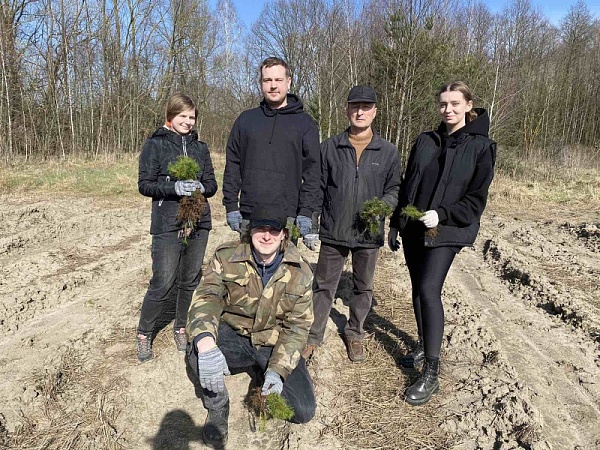 Посадили дерево: нотариусы Беларуси помогли обновить лесной фонд страны