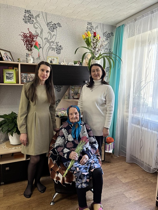 Нотариусы поздравили женщину, победившую войну с 8 Марта