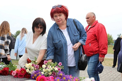 Нотариусы возложили цветы к памятнику погибшим землякам в деревне Поселичи