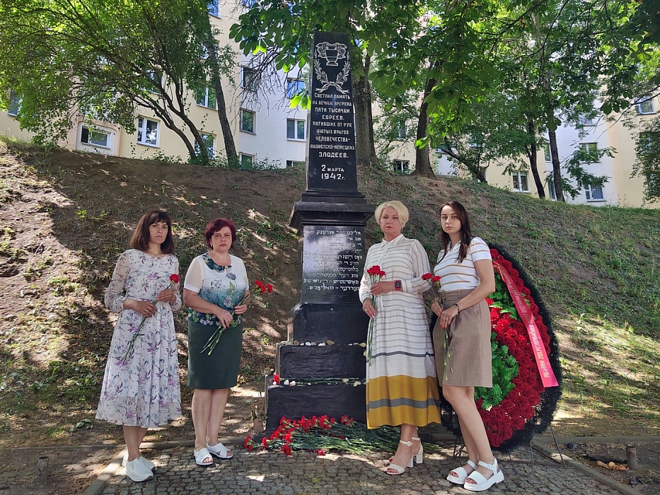 Председатель и работники ТНП Минской области посетили Мемориал «Яма»