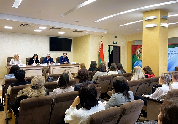 Нотариусы и работники Гомельского нотариального округа приняли участие в семинаре по противодействию коррупции.