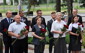 Современники и потомки, склоните головы!