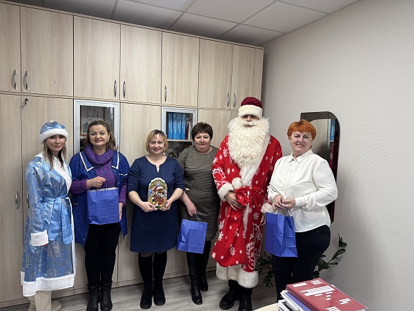 Традиции добра: Могилевская областная нотариальная палата подарила коллегам новогоднее волшебство