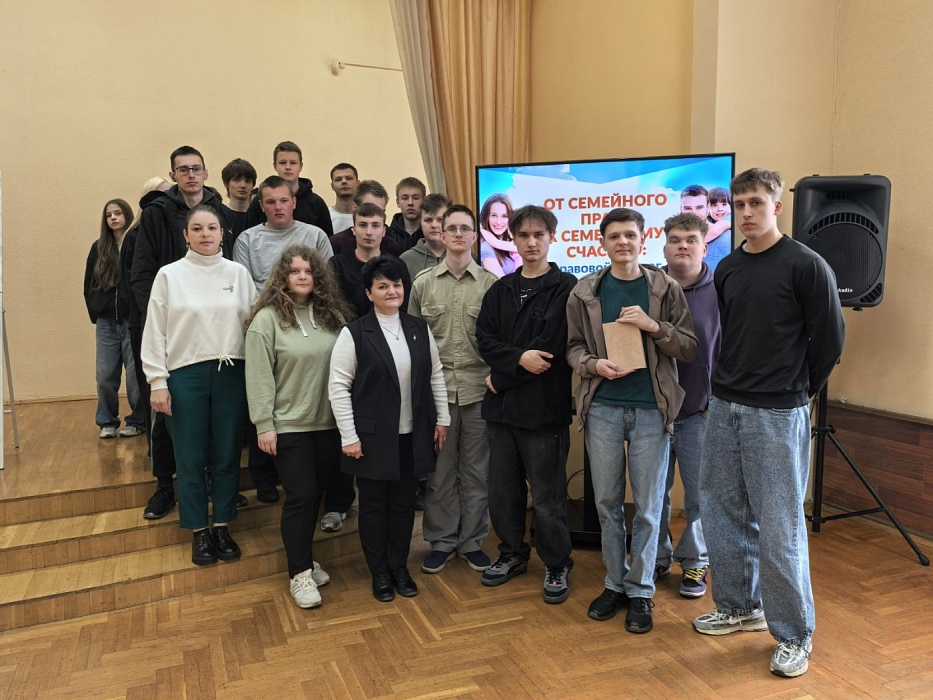 Нотариус Наталья Кондак провела правовой диалог со студентами Гомельского дорожно-строительного колледжа