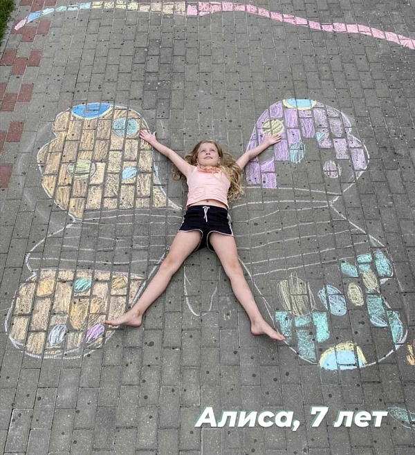 На асфальте мелом я рисую мир
