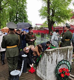 Возложение цветов к братской могиле на Лещинском кладбище