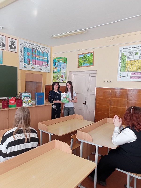 Нотариус Гомельского нотариального округа рассказала терешковичским школьникам о главном документе страны