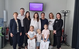 Нотариусы поздравили с началом учебного года многодетную семью