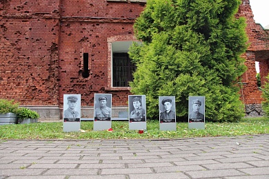 Нам память досталась в наследство