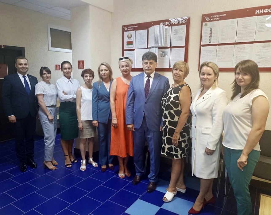 Заместитель Министра юстиции Николай Старовойтов посетил нотариальную контору Пуховичского района