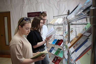 Активисты БРСМ посетили тематическую выставку по истории нотариата в библиотеке НАН Беларуси 