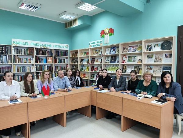 Нотариус и делегат ВНС Валентина Журомская провела встречу с молодежью